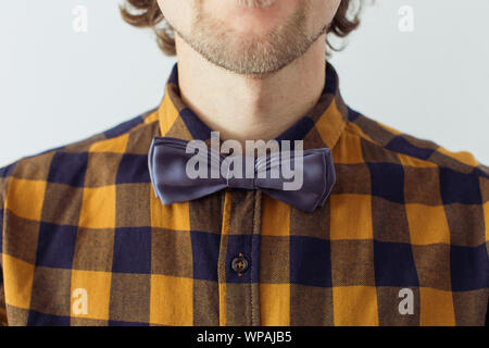 Mann mit Bart tragen bowtie, hipster Style Stockfoto