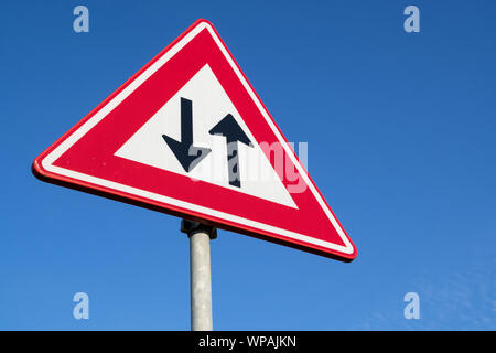 Holländische Straße: Bidirektionale Verkehrsbehinderung voraus Stockfoto