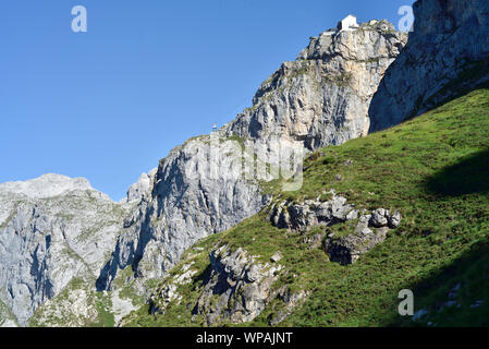 Die Seilbahn zwischen Fuente De und El-Kabel (die obere Station, gesehen auf den Klippen thront). Auf dem Weg nach Osten gesehen. Stockfoto