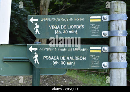 Zwei waymarker Zeichen am Anfang einer Wanderweg von Fuente De, Picos de Europa, Kantabrien, Nordspanien. Stockfoto