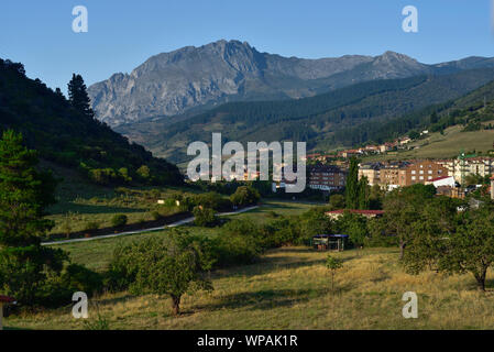 Blick Richtung Hermida Schlucht, am Rande der Picos de Europa. Vom Hotel Valdecoro in Potes, Kantabrien gesehen. Stockfoto