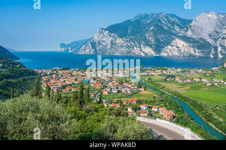 Panoramablick von Riva del Garda am Gardasee. Provinz Trient, Trentino Alto Adige, Italien. Stockfoto