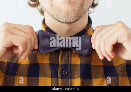 Mann mit Bart tragen bowtie, hipster Style Stockfoto