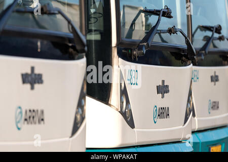 Arriva Van Hool ein 300 Hybride Busse. Arriva betreibt Bus, Bahn, Straßenbahn und Wasserbus Dienstleistungen in 14 Ländern in ganz Europa. Stockfoto