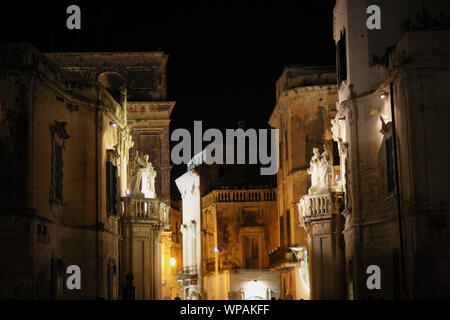 Beleuchtung von Gebäuden in der Nacht alte Stadt. Lecce, Apulien, Italien Stockfoto