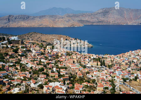 Insel Symi, Griechenland, Europa, August 2019. Blick auf das Dorf Zentrum mit dem Hafen und den farbigen Gebäude und Häuser Stockfoto