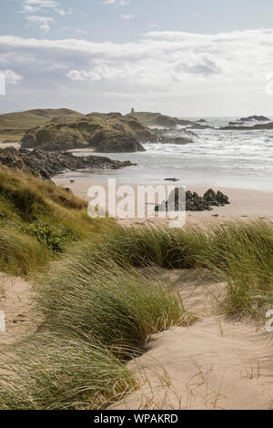 Die fernen Tŵr Mawr Leuchtturm auf llanddwyn Island Teil von staplehurst Warren National Nature Reserve, Anglesey, North Wales, UK Stockfoto