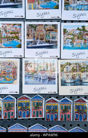 Insel Symi, Griechenland, Europa, August 2019. Details von einigen Souvenirs über Symi, die in einem Souvenirladen verkauft werden. Stockfoto