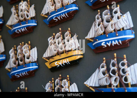 Insel Symi, Griechenland, Europa, August 2019. Details von einigen Souvenirs über Symi, die in einem Souvenirladen verkauft werden. Stockfoto