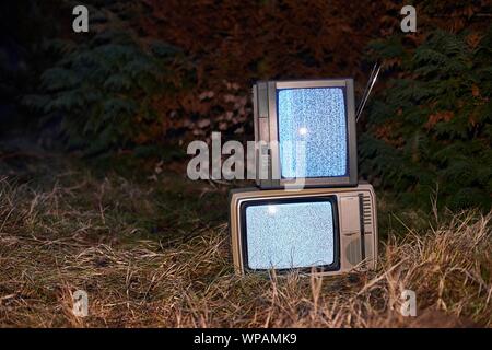 TV kein Signal im Gras Stockfoto