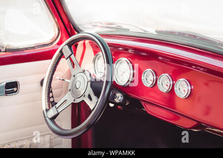 Analoge Fotografie der roten Dashboard und weißes Leder Interieur eines restaurierten klassischen VW Käfer. Stockfoto