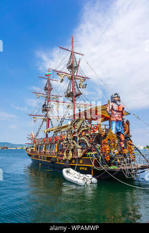 SOZOPOL, Bulgarien - Juni 28, 2019: ein Vergnügen Segelboot in der Form eines Piratenschiffes. Stockfoto