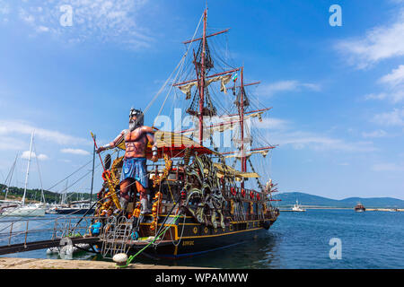 SOZOPOL, Bulgarien - Juni 28, 2019: ein Vergnügen Segelboot in der Form eines Piratenschiffes. Stockfoto