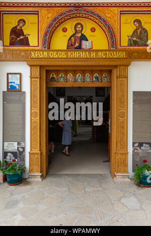 Haupteingang der Kirche der hll. Kyrill und Method von einer alten Stadt am Meer an der südlichen bulgarischen Schwarzmeerküste. Stockfoto