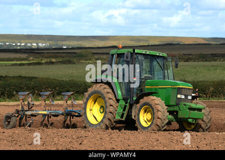 Ein Abschleppen des Traktors in Gower Pflügen Match Pflug Stockfoto