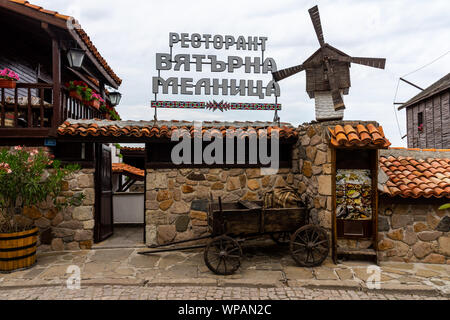 SOZOPOL, Bulgarien - Juni 28, 2019: Restaurant 'Windrad'. Sozopol in der alten Stadt am Meer an der südlichen bulgarischen Schwarzmeerküste. Stockfoto