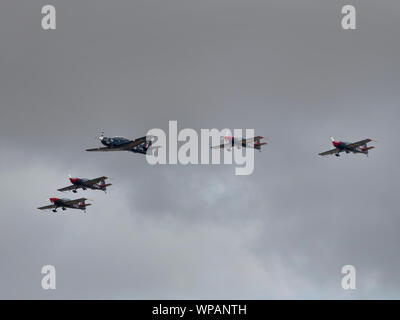 Eine RAF Tucano fliegt mit den Blades Aerobatic Display Team am 2019 Southport Air Show. Dies war die letzte Zeit die Tucano bei einer öffentlichen flog Stockfoto