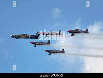 Eine RAF Tucano fliegt mit den Blades Aerobatic Display Team am 2019 Southport Air Show. Dies war die letzte Zeit die Tucano bei einer öffentlichen flog Stockfoto