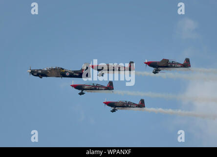 Eine RAF Tucano fliegt mit den Blades Aerobatic Display Team am 2019 Southport Air Show. Dies war die letzte Zeit die Tucano bei einer öffentlichen flog Stockfoto