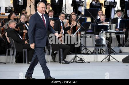 Moskau, Russland. 07. September 2019. Der russische Präsident Wladimir Putin Spaziergänge auf der Bühne der Nation während der Stadt Moskau Tag feiern am Messegelände VDNKh September 7, 2019 in Moskau, Russland. Credit: Aleksey Nikolskyi/Kreml Pool/Alamy leben Nachrichten Stockfoto