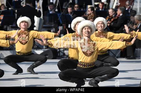 Moskau, Russland. 07. September 2019. Traditionelle russische Tänzer während der kulturellen Show feiert der Stadt Moskau Tag am Messegelände VDNKh September 7, 2019 in Moskau, Russland. Credit: Aleksey Nikolskyi/Kreml Pool/Alamy leben Nachrichten Stockfoto