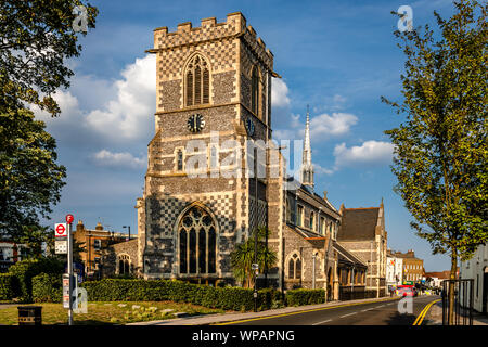 Blick auf St. Johannes der Täufer Kirche in Chipping Barnet, London. Um 1250 erbaut, steht es an der Kreuzung der Wood Street und High Street. Stockfoto