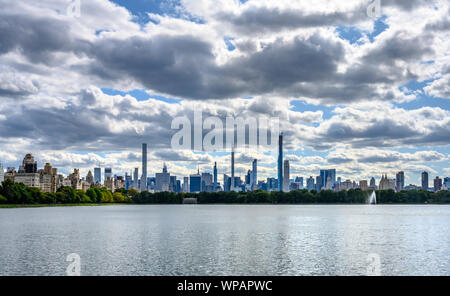 New York, USA, 6. September 2019. Skyline von New York City an einem bewölkten Tag als vom Central Park Jackeline Kennedy Onassis Reservoir gesehen. Gutschrift: Stockfoto