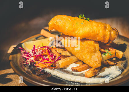 Atlantic Cod Fish und Chips Atlantic cod ist schlank und weiß mit einem süssen, zarten Geschmack, der zärtlich Flocken. Mit handcut Chips, frische Slaw serviert. Stockfoto