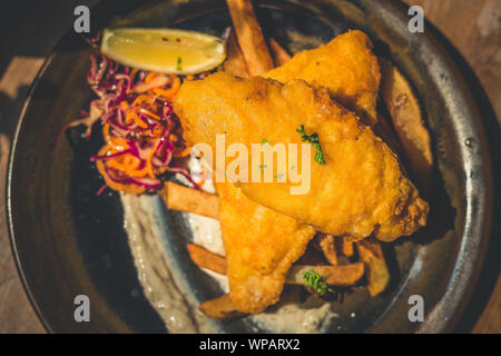 Atlantic Cod Fish und Chips Atlantic cod ist schlank und weiß mit einem süssen, zarten Geschmack, der zärtlich Flocken. Mit handcut Chips, frische Slaw serviert. Stockfoto