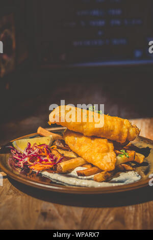 Atlantic Cod Fish und Chips Atlantic cod ist schlank und weiß mit einem süssen, zarten Geschmack, der zärtlich Flocken. Mit handcut Chips, frische Slaw serviert. Stockfoto