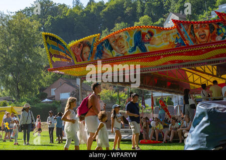 Leute, die auf die Waggons an jugndfest Brugg am sonnigen Nachmittag auf den 4. Juli 2019. Stockfoto