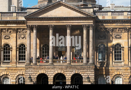 Eine Hochzeitsgesellschaft versammelt auf dem Balkon des Rathauses in Liverpool Stockfoto