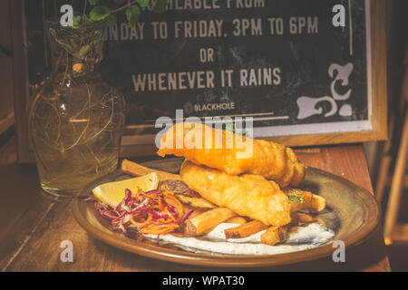 Atlantic Cod Fish und Chips Atlantic cod ist schlank und weiß mit einem süssen, zarten Geschmack, der zärtlich Flocken. Mit handcut Chips, frische Slaw serviert. Stockfoto