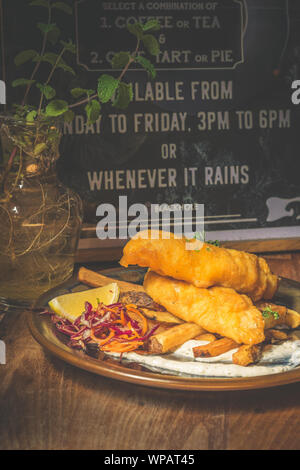 Atlantic Cod Fish und Chips Atlantic cod ist schlank und weiß mit einem süssen, zarten Geschmack, der zärtlich Flocken. Mit handcut Chips, frische Slaw serviert. Stockfoto