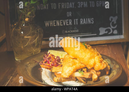 Atlantic Cod Fish und Chips Atlantic cod ist schlank und weiß mit einem süssen, zarten Geschmack, der zärtlich Flocken. Mit handcut Chips, frische Slaw serviert. Stockfoto