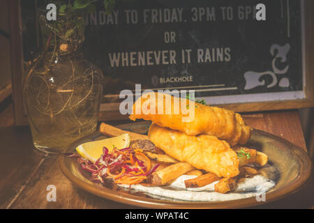 Atlantic Cod Fish und Chips Atlantic cod ist schlank und weiß mit einem süssen, zarten Geschmack, der zärtlich Flocken. Mit handcut Chips, frische Slaw serviert. Stockfoto