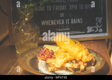 Atlantic Cod Fish und Chips Atlantic cod ist schlank und weiß mit einem süssen, zarten Geschmack, der zärtlich Flocken. Mit handcut Chips, frische Slaw serviert. Stockfoto