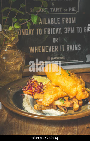 Atlantic Cod Fish und Chips Atlantic cod ist schlank und weiß mit einem süssen, zarten Geschmack, der zärtlich Flocken. Mit handcut Chips, frische Slaw serviert. Stockfoto