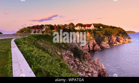 Die Keltic Lodge auf einer Klippe im Osten Kanada während des Sonnenuntergangs. Stockfoto