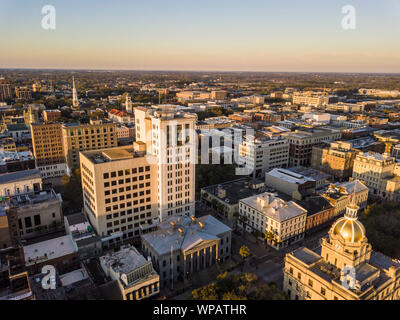 Luftaufnahme von Downtown Savannah, Georgia, USA, in der Dämmerung. Stockfoto