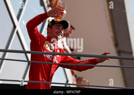 Monza, Italien. 8. Sep 2019. Formel 1 - Grand Prix von Italien. Charles Leclerc der Scuderia Ferrari feiert auf dem Podium nach dem F1 Grand Prix von Italien: Marco Canoniero/Alamy leben Nachrichten Stockfoto