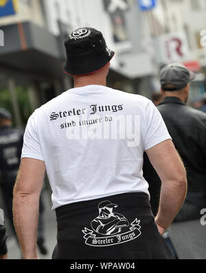 08 September 2019, Nordrhein-Westfalen, Mönchengladbach: ein Teilnehmer einer richtigen Rally trägt ein T-Shirt mit teel Jungen der Inschrift sind immer da". Ein großes Kontingent der Polizei begleitet eine Kundgebung von Rechtsextremen Gruppen und der gegendemonstration von überwiegend bürgerlichen und linken Gruppen. Foto: Caroline Seidel/dpa Stockfoto