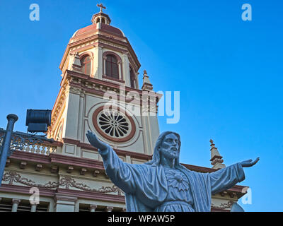 Ein Jesus Statue mit ausgestreckten Armen vor der Portugiesischen erbaute Kirche Santa Cruz, durch den Fluss Chao Phraya, Thonburi, Bangkok, Thailand Stockfoto