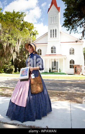 BEAUFORT, South Carolina, USA - 25. JUNI 2013: eine Tour Guide im Zeitraum Kleidung gibt eine Tour durch alte Beaufort, South Carolina vor der hist Stockfoto