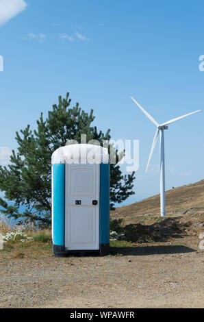 Windkraftanlagen. Bio wc Kabine. Stockfoto