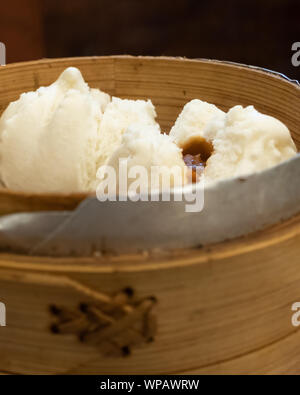 Kantonesische Dim Sum Knödeln in Bambus Steamer Stockfoto