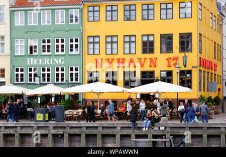 Kopenhagen, Dänemark - 4 September, 2019: Gebäude, Restaurants und die Leute an der Straße Nyhavn. Stockfoto