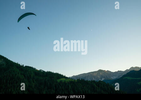 Silhouette von Gleitschirm in die Dolomiten Landschaft im Abendlicht in der Nähe von La Valle Stockfoto