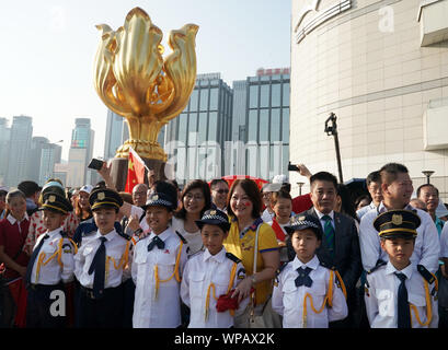 Hongkong, China. 8. Sep 2019. Die Menschen warten eine nationale Flagge Anhebung Zeremonie am Golden Bauhinia Square in Hong Kong, South China, Sept. 8, 2019 zu besuchen. Credit: Li Gang/Xinhua/Alamy leben Nachrichten Stockfoto