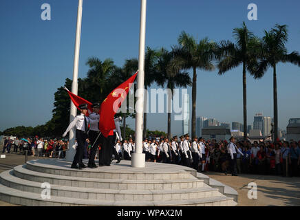 Hongkong, China. 8. Sep 2019. Eine nationale Flagge Anhebung Zeremonie ist am Golden Bauhinia Platz in Hong Kong, South China, Sept. 8, 2019 statt. Credit: Li Gang/Xinhua/Alamy leben Nachrichten Stockfoto